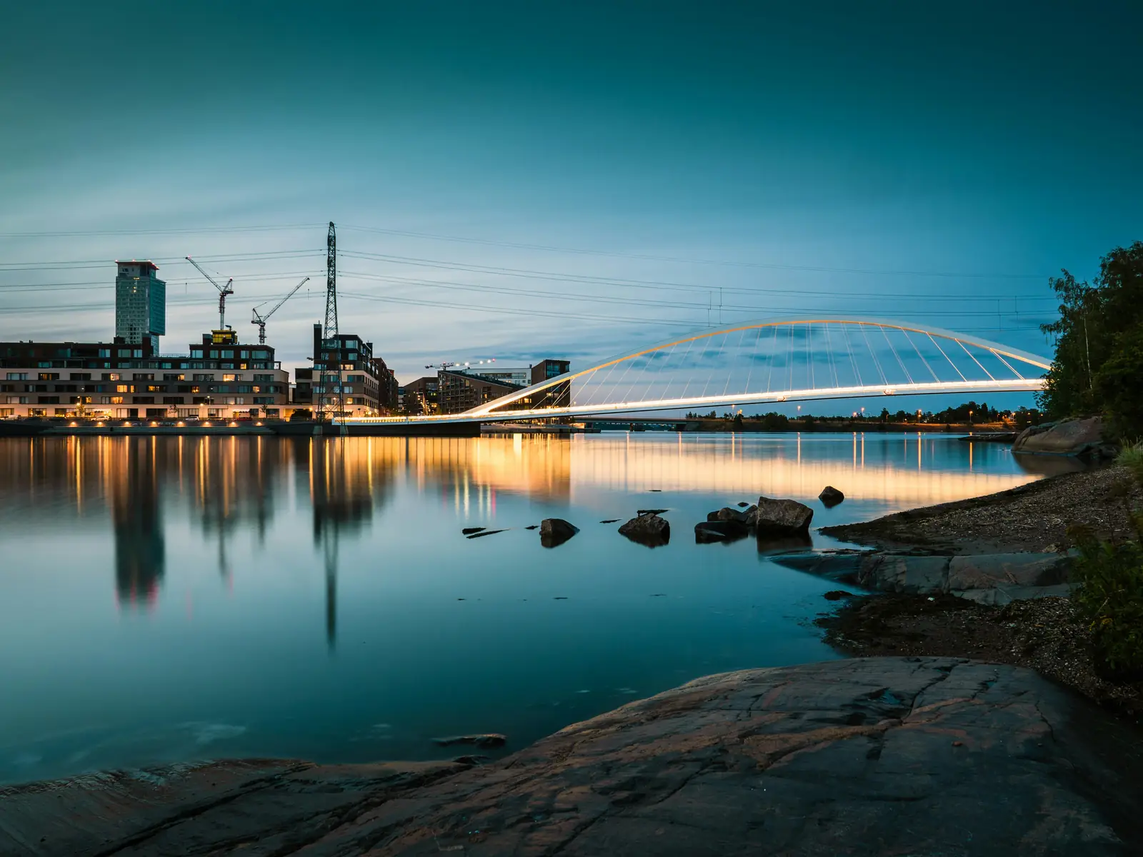 Isoisänsilta Kalasatamassa Helsingissä hämärässä